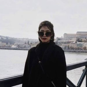 Meet your Posher, Caiti